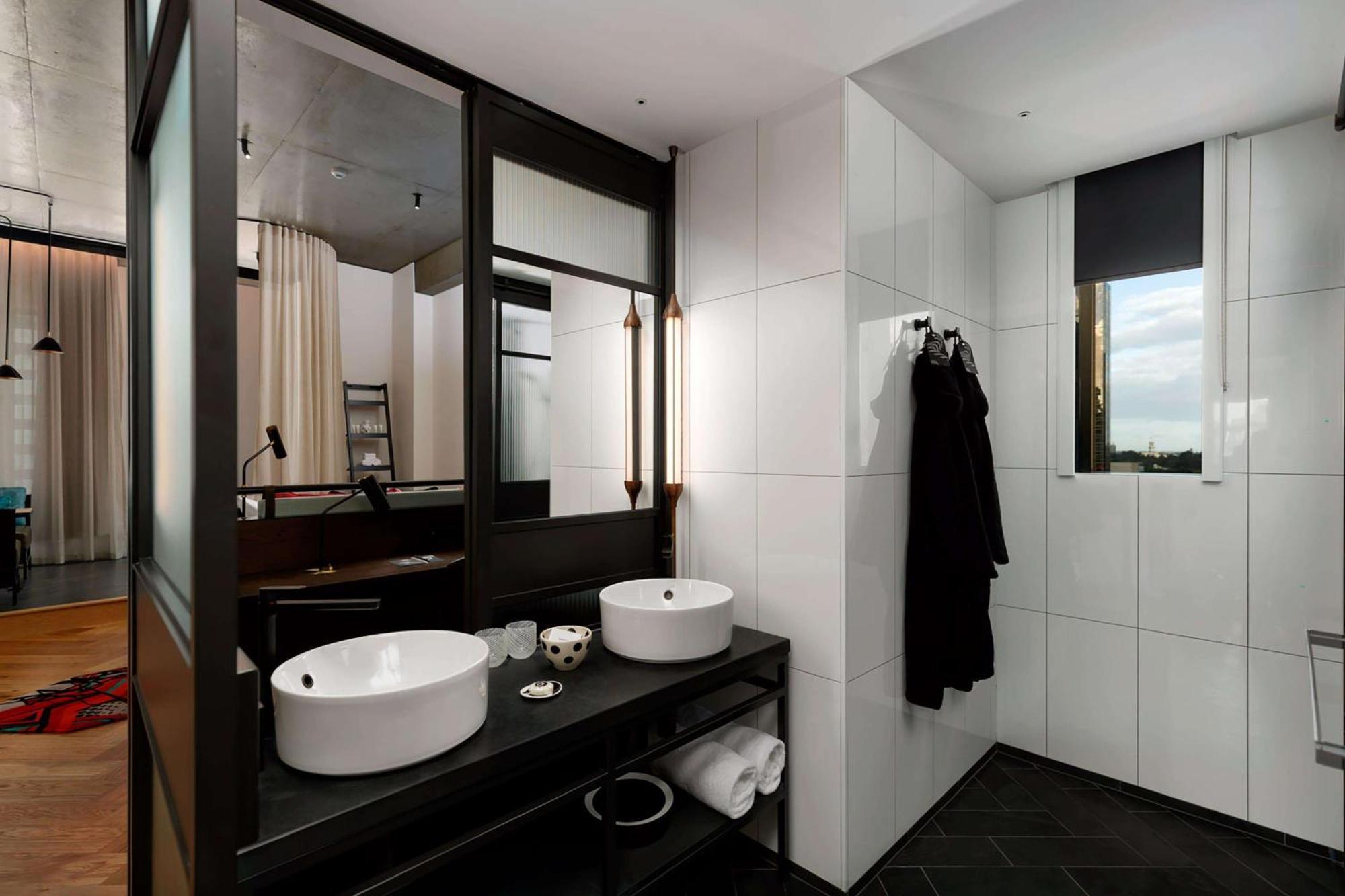 Qt Melbourne Hotel Exterior photo Bathroom